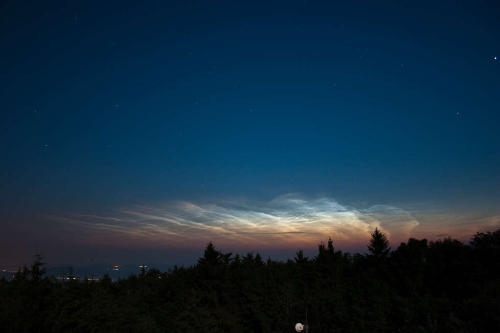 Világító felhők az északi látóhatár felett az 1 m-es körerkélyéről fotózva